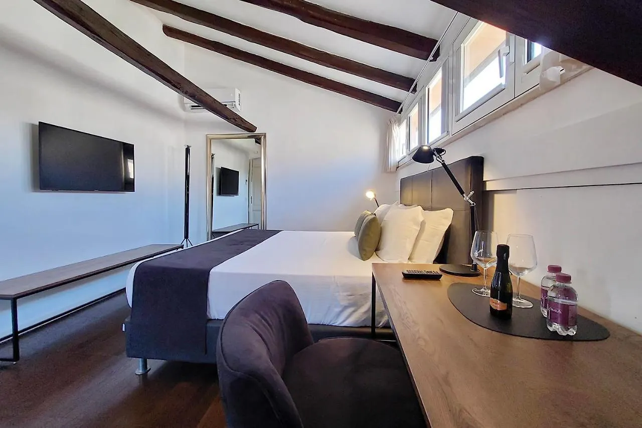 Youroom Corsini Rome 0*,